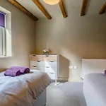 2 Bed In Lancaster Oc-53510 בית נופש